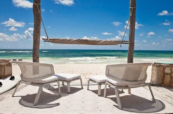 Sit stylishly in the beach chair.
